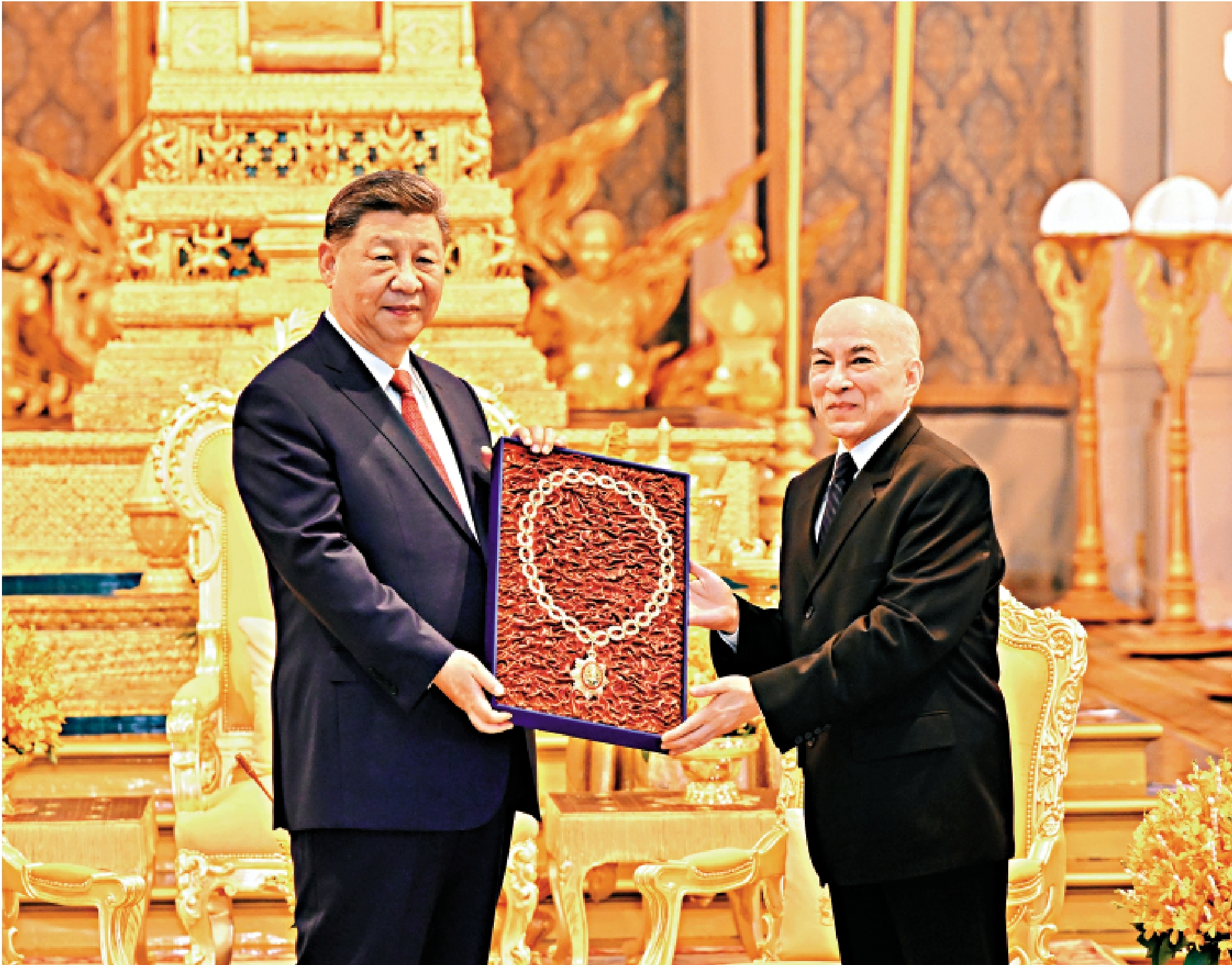 　　圖：4月17日下午，柬埔寨國王西哈莫尼同中國國家主席習近平在金邊王宮舉行會見。這是西哈莫尼向習近平頒授「柬埔寨王國民族獨立大項鏈級勳章」。/新華社