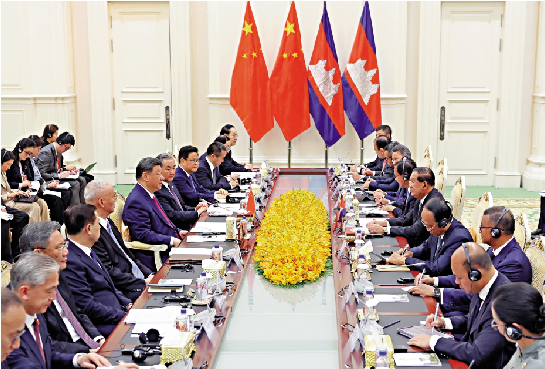 　　圖：4月17日下午，國家主席習近平同柬埔寨人民黨主席、參議院主席洪森在金邊和平大廈舉行會見。/新華社