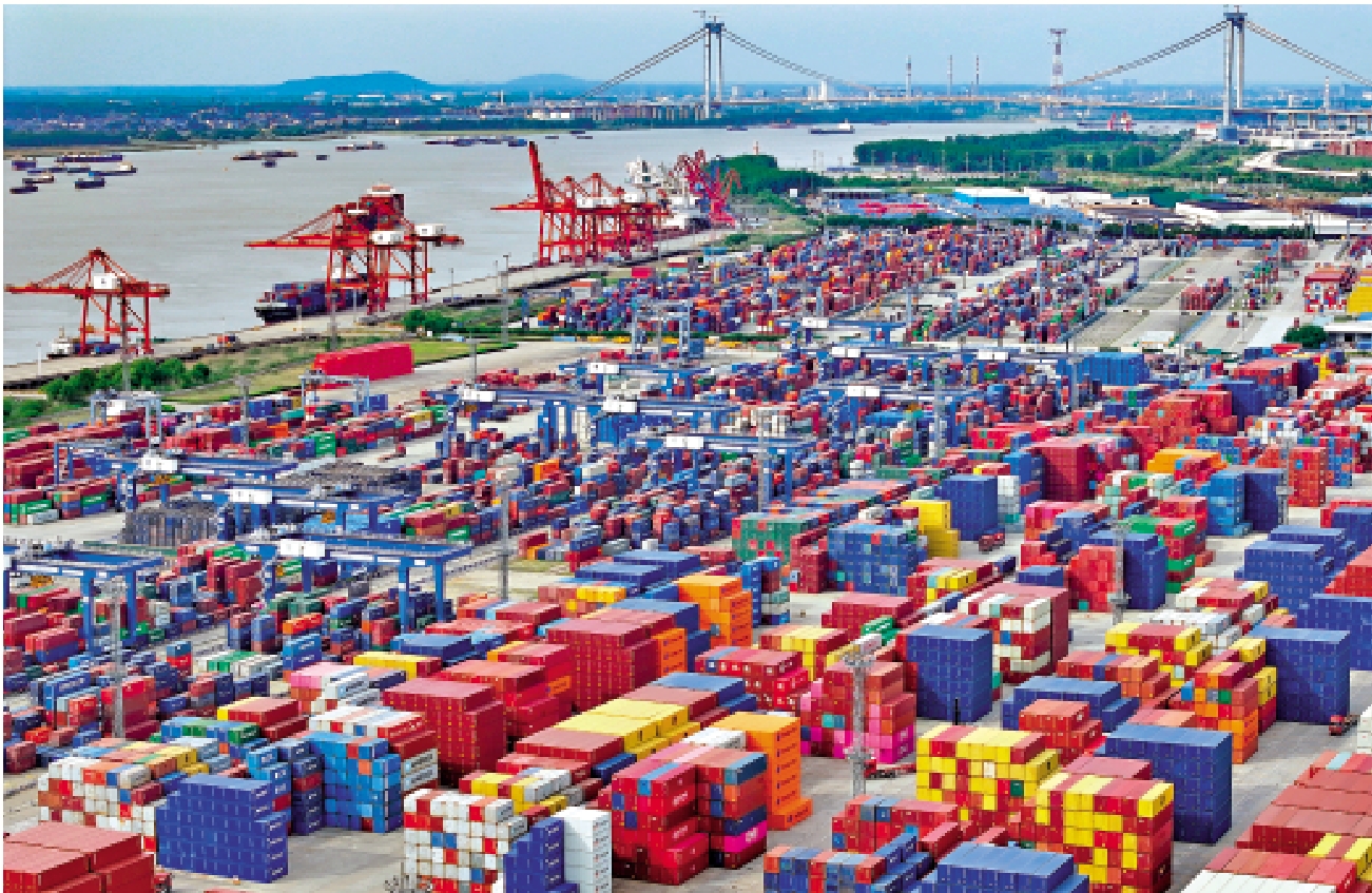 　　圖：美國掀起關稅戰，中國率先採取反制措施。專家建議，中國構建多元化貿易投資格局，降低對單一市場依賴。圖為南京龍潭港進出口集裝箱碼頭。/資料圖片