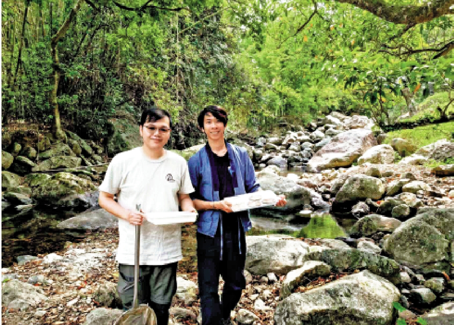 　　圖：姚俊樺（右）與蘇英健將帶領導賞團在寨乪河溪示範河溪生態考察過程。
