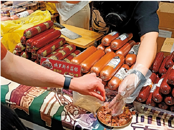 圖:記者現場試食俄羅斯牛筋腸,味道不錯。