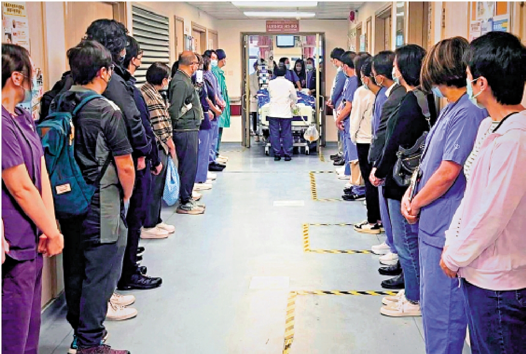 圖:伊利沙伯醫院早前舉行了本港首次「道謝 道愛之行」,十多位親友連同醫護人員,向捐出器官的葉先生致敬。