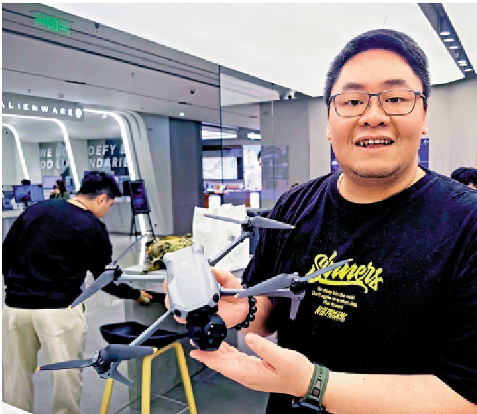 圖:港人區先生展示其購買的無人機。\大公報記者郭若溪攝