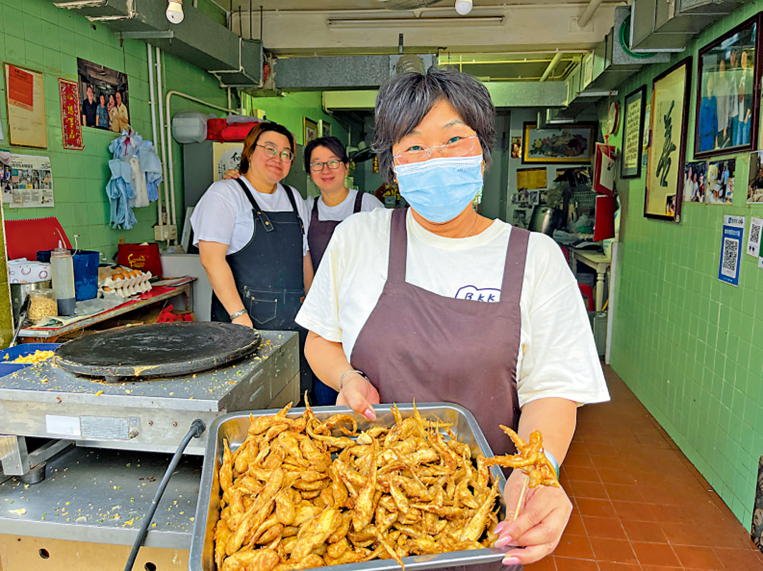 圖:小食店負責人鄭小姐表示,近年到來大澳觀光的外國「背包客」增加不少。\大公報記者劉碩源攝