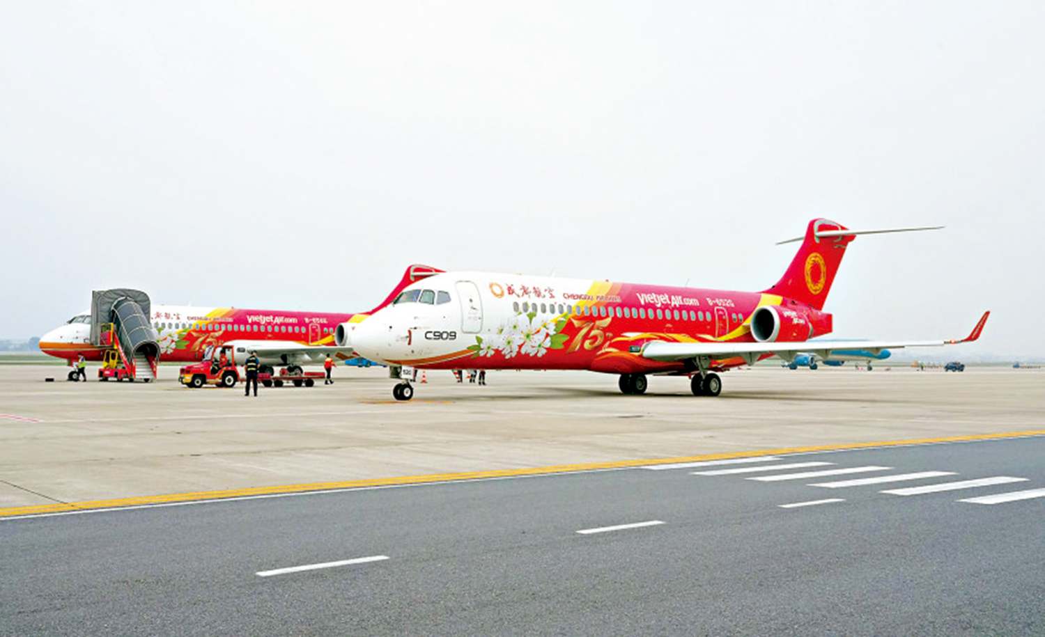 　　圖：由成都航空「濕租」給越捷航空的兩架C909飛機。
