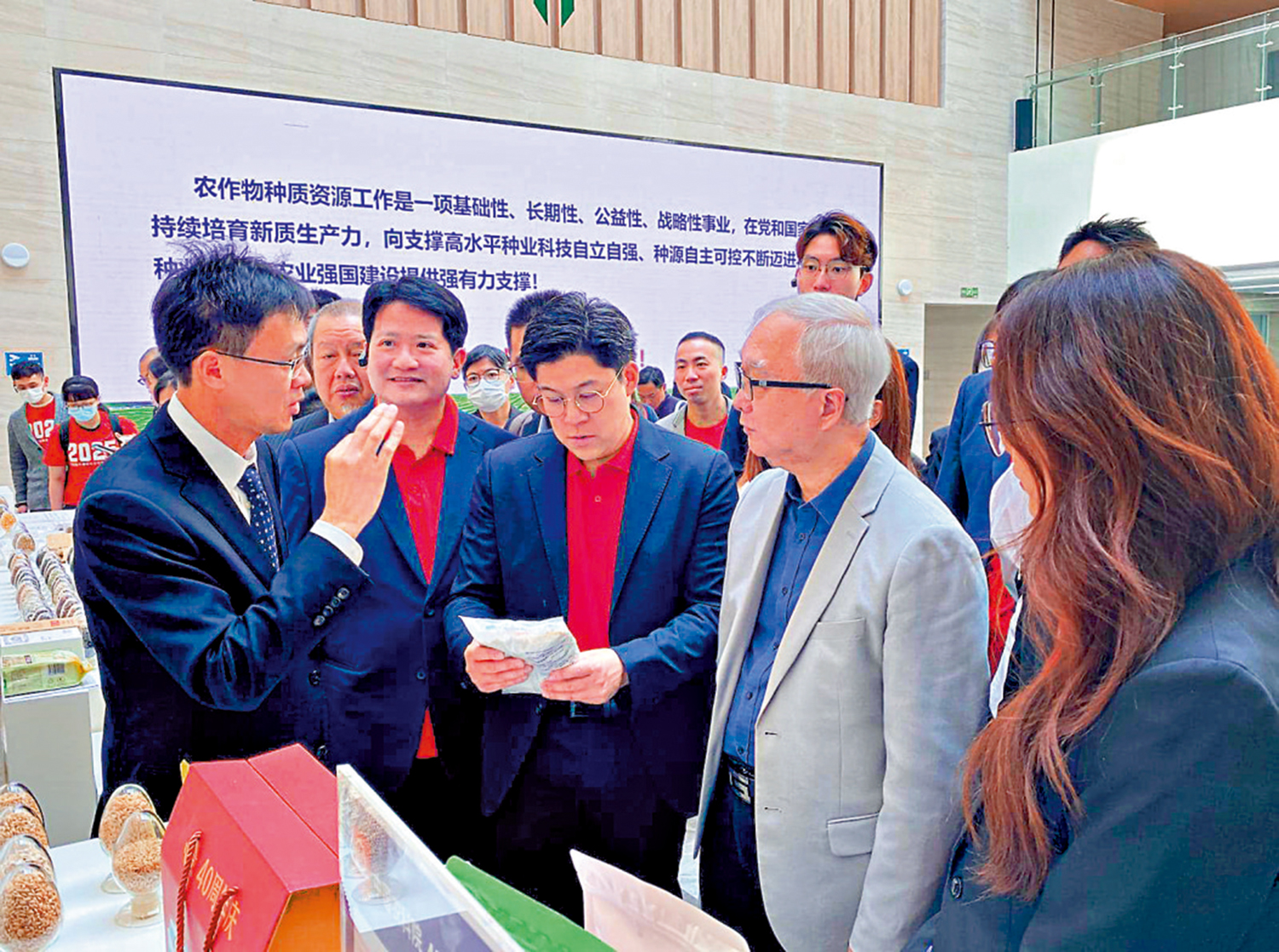 圖:環境及生態局局長謝展寰(右二)在北京參與香港青年糧食安全教育考察計劃。
