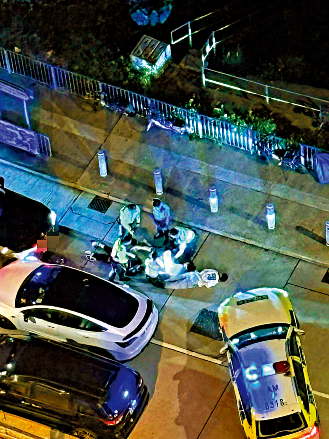 圖:警員將車上四人拉下車制服。