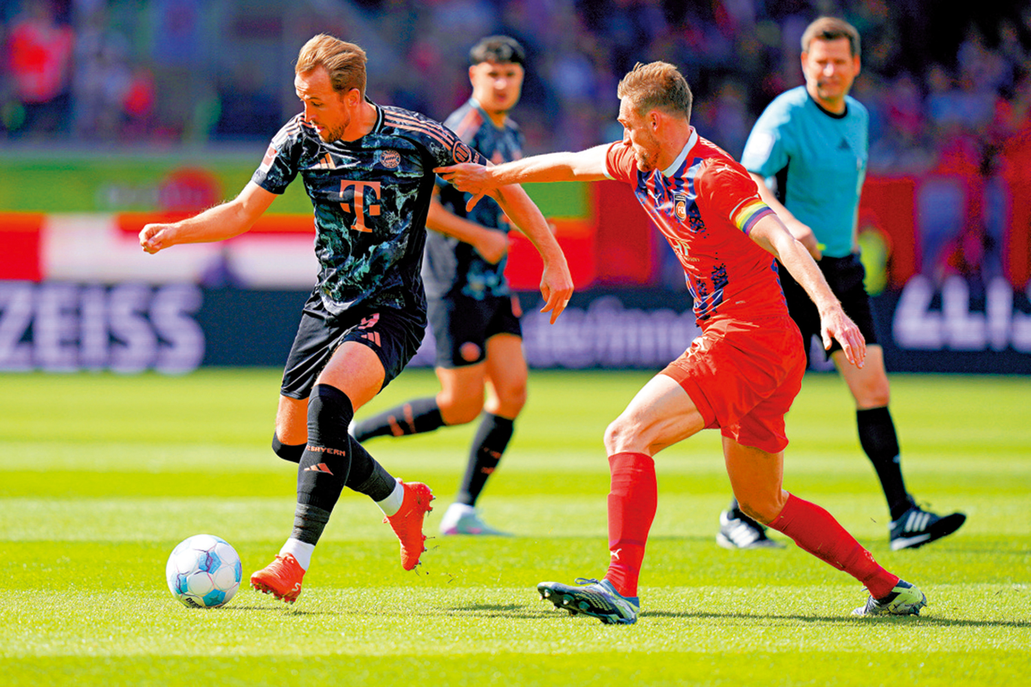 　　圖：卡尼（左）協助拜仁慕尼黑以4：0大勝海登咸。\美聯社