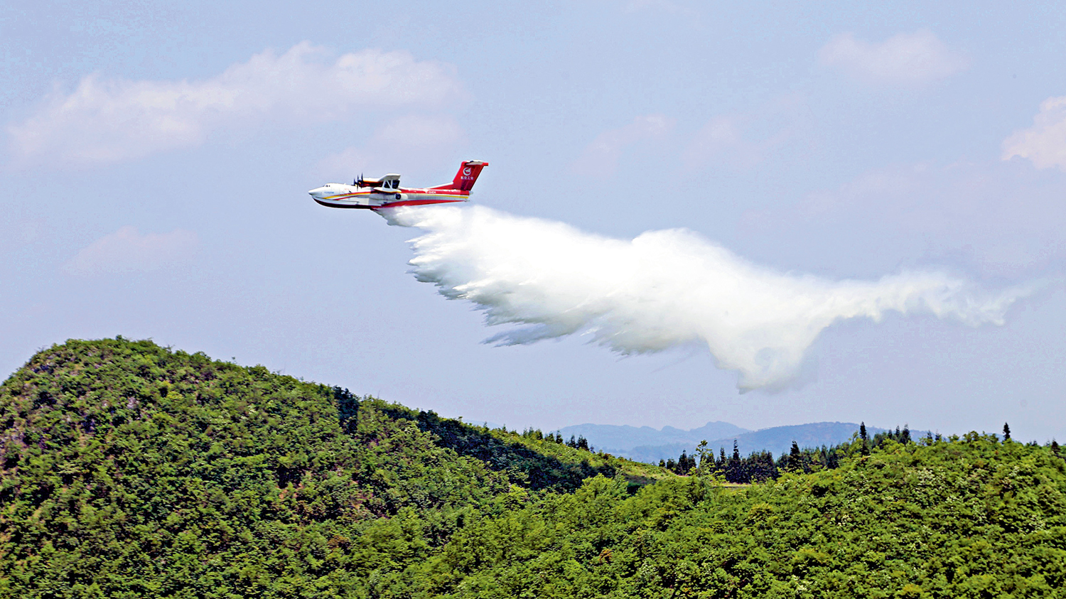 圖:2023年6月,AG600飛機在四川西昌開展典型滅火場景驗證試飛科目。\受訪者供圖