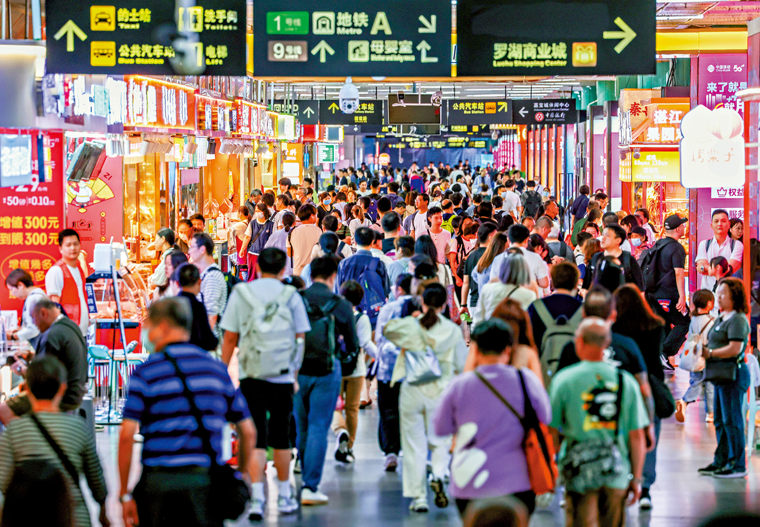 圖:復活節假期期間,深圳各口岸迎來入境客流高峰。圖為4月19日,羅湖口岸周邊的商業街遊人如鯽。\中通社