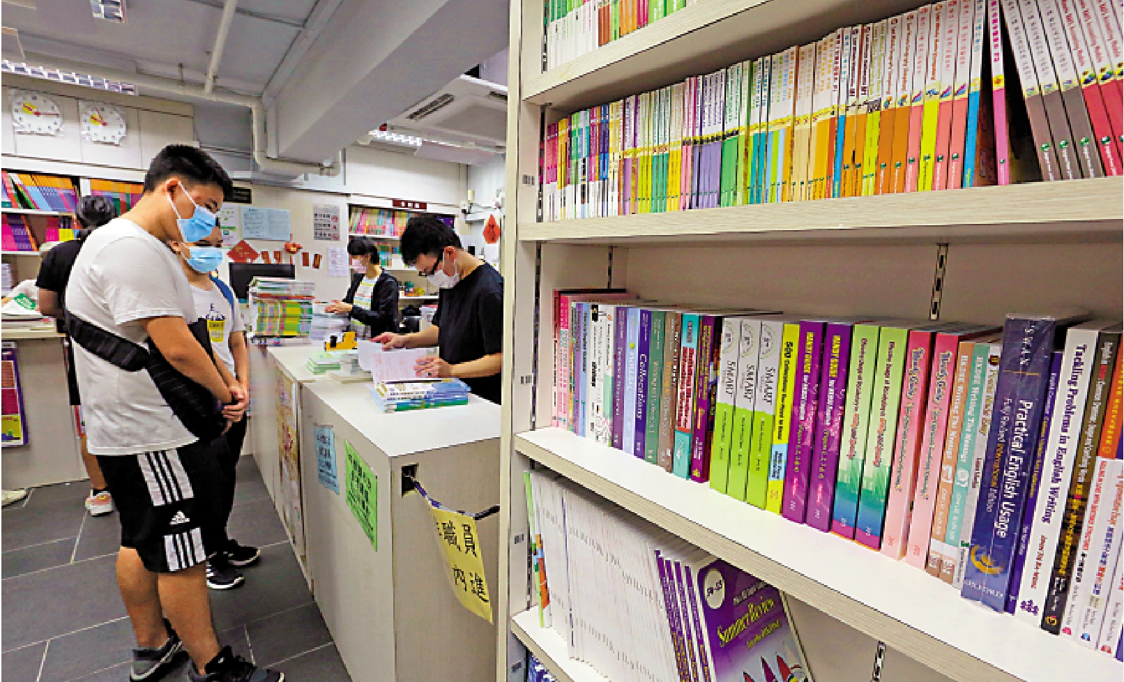 圖:教育局更新「適用書目表」,新學年課本加價幅度較往年放緩。