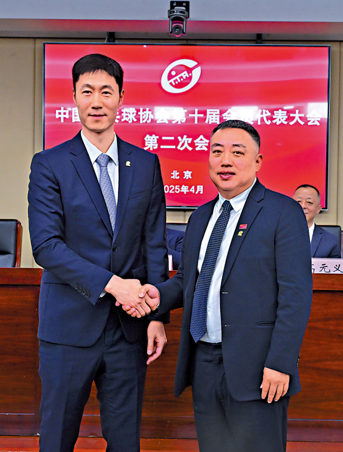 圖:王勵勤(左)與劉國梁在會議後合影。\新華社