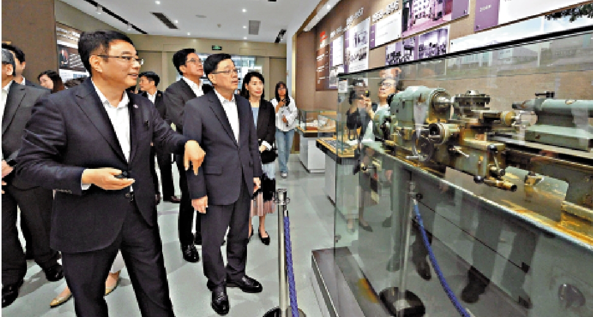 　　圖：行政長官李家超昨日下午抵達寧波，並參訪寧波永新光學股份有限公司。