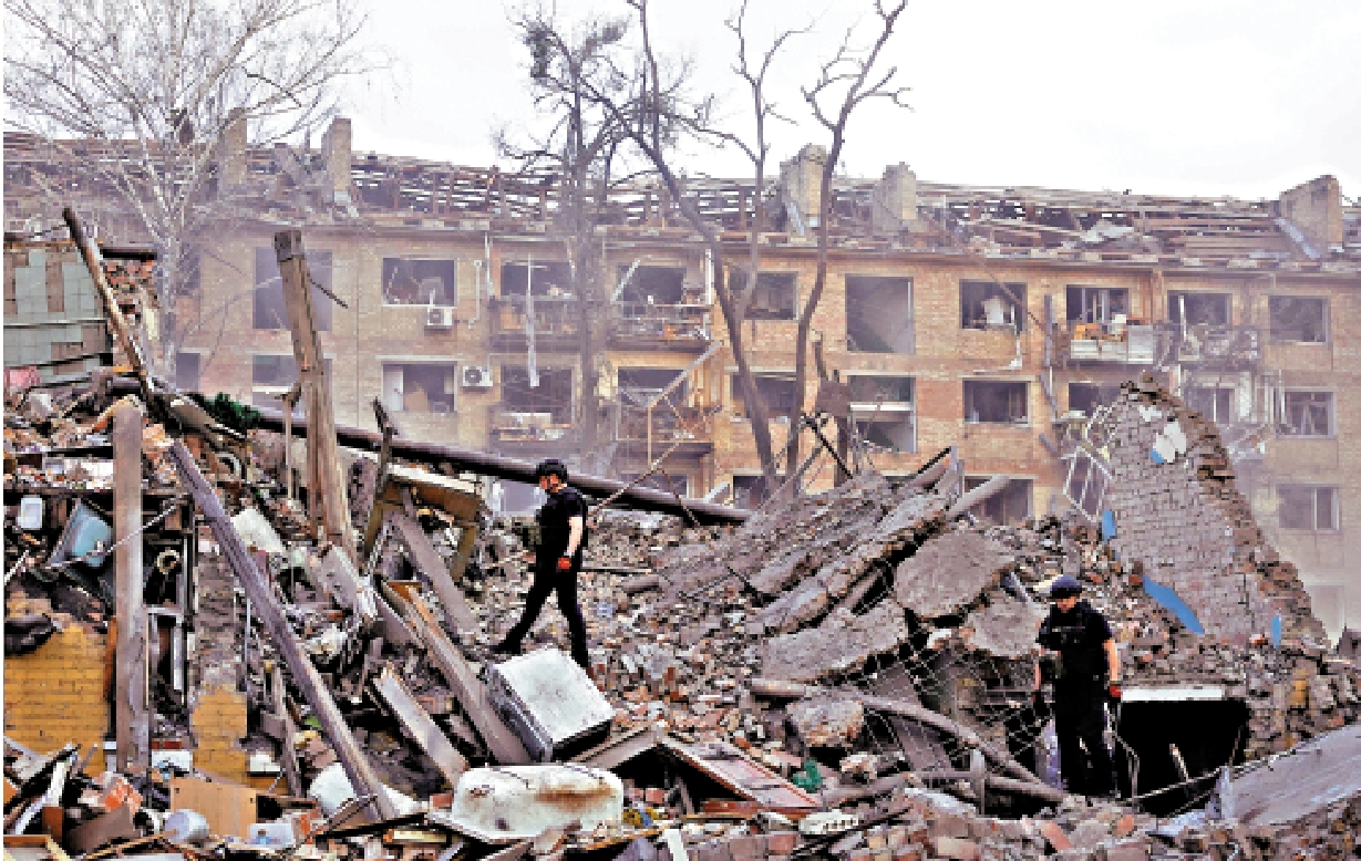 圖:俄軍24日空襲基輔,造成至少12人死亡。\路透社