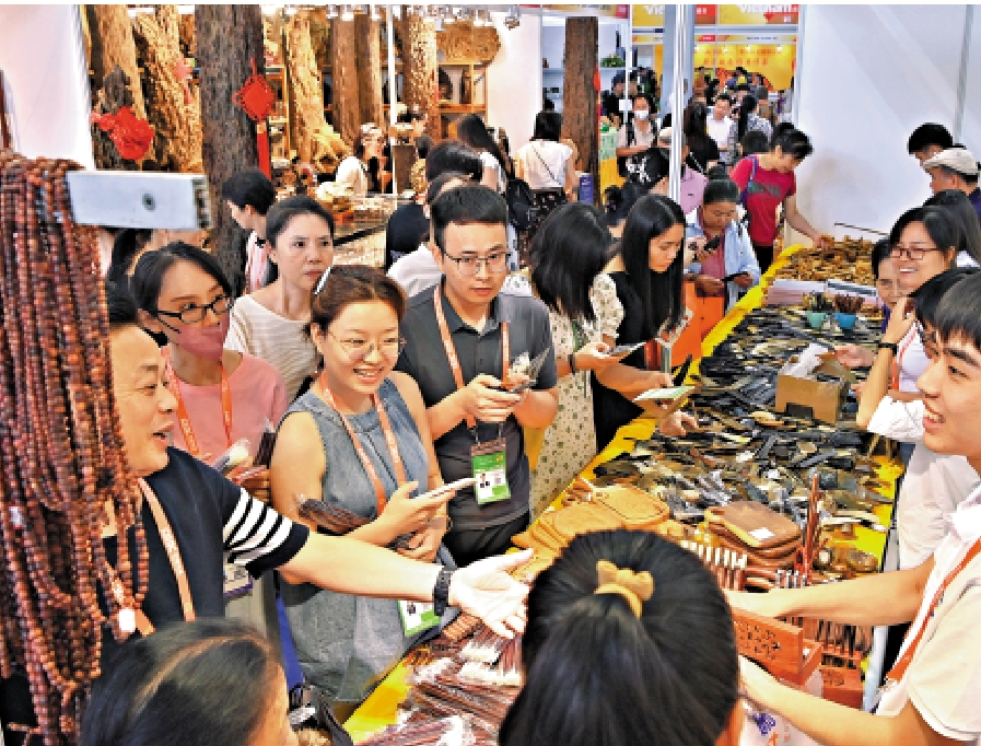 圖:去年9月舉辦的中國─東盟博覽會上,觀眾在越南商品館挑選商品。\新華社
