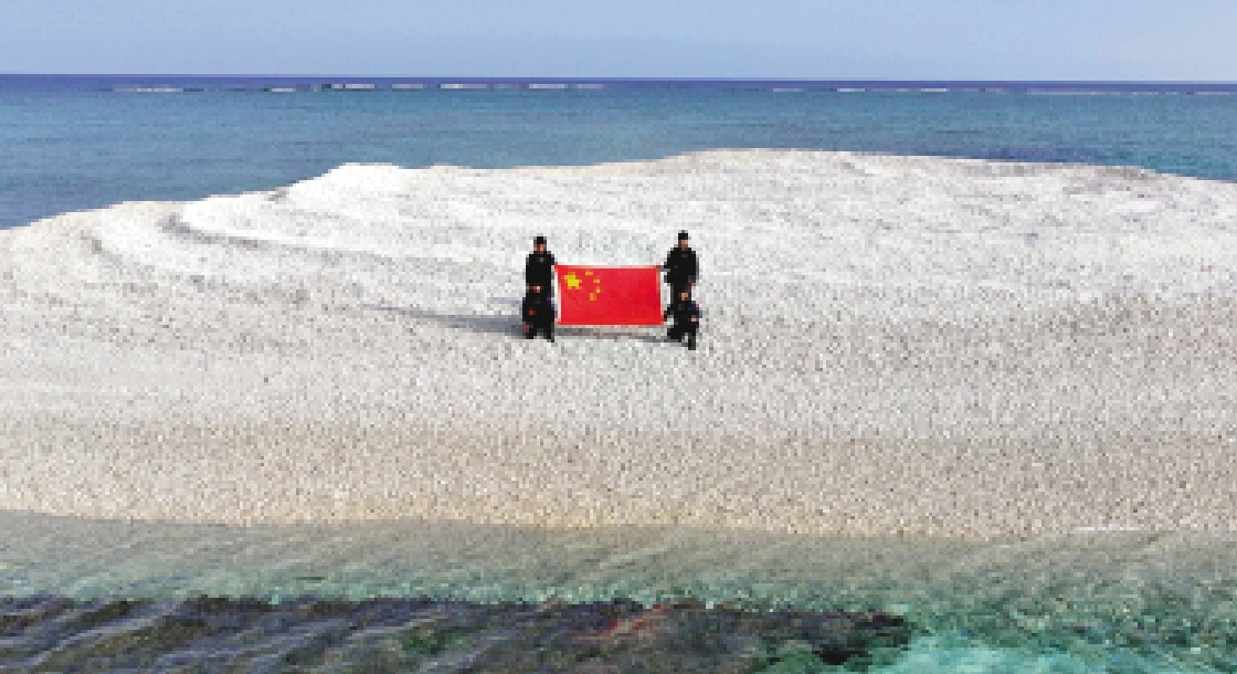 圖:今年4月中旬,中國海警執法員登上鐵線礁展示五星紅旗。
