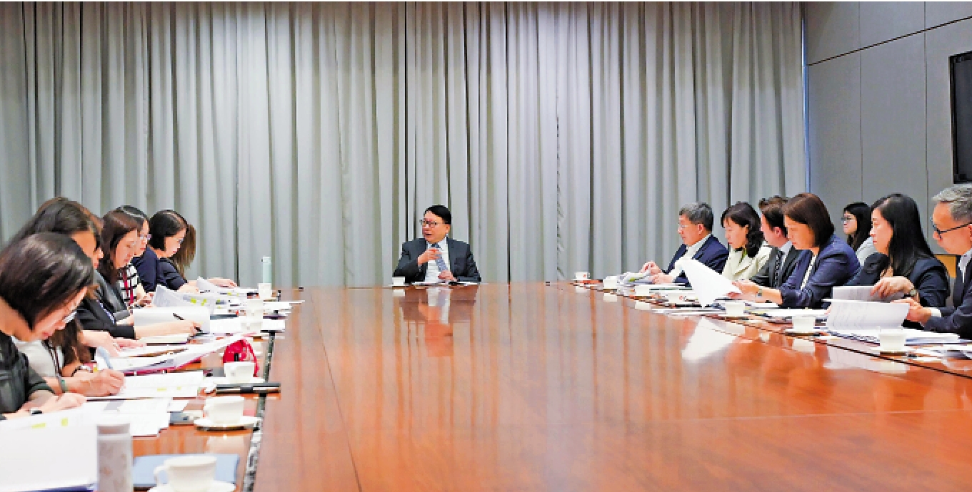 圖:五一黃金周將至,政務司司長陳國基昨日主持節慶安排跨部門工作小組會議。