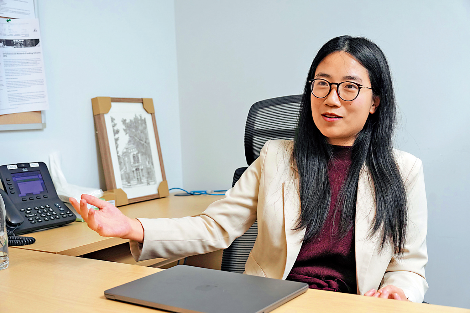 圖:馮一人與團隊花費了三至四個月,研發出「R-Tuning」技術,讓大語言模型在未知領域坦誠說出「我不知道」。\大公報記者麥潤田攝