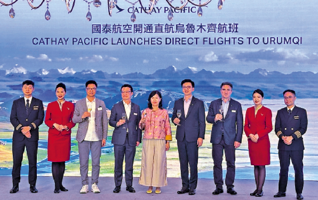 　　圖：國泰開辦往來烏魯木齊航班，運輸及物流局局長陳美寶（左五）、國泰集團行政總裁林紹波（左六）齊出席開通儀式。