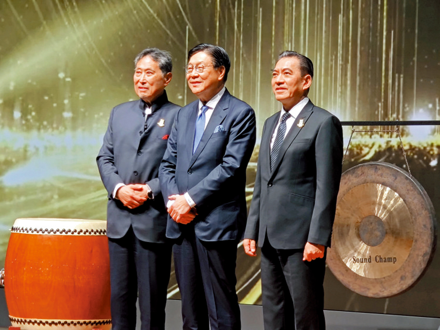 圖:左起:善經濟盟主席曹慰德、侯任香港貿易發展局主席馬時亨、慈濟基金會副執行長何日生。\大公報攝