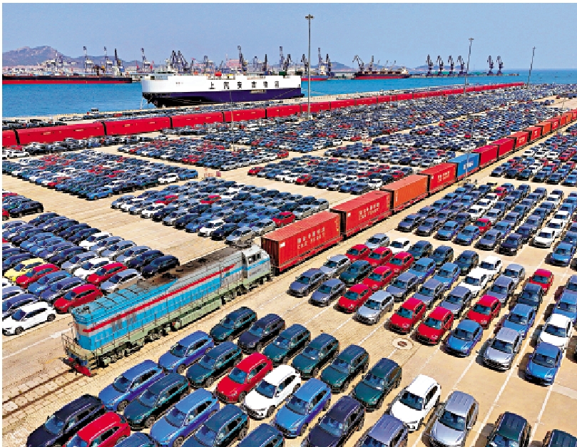 　　圖：會議提出要以高質量發展的確定性應對外部環境急劇變化的不確定性。圖為一列海鐵聯運班列駛過山東港口煙台港商品車碼頭。\新華社