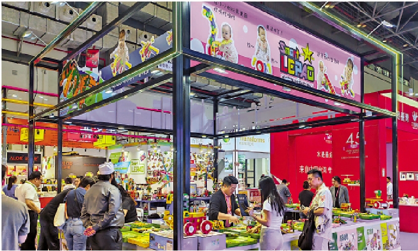 圖:為應對美國關稅戰,不少台企進一步開拓大陸市場。圖為一家台灣玩具企業早前在海南參展第五屆消博會/資料圖片