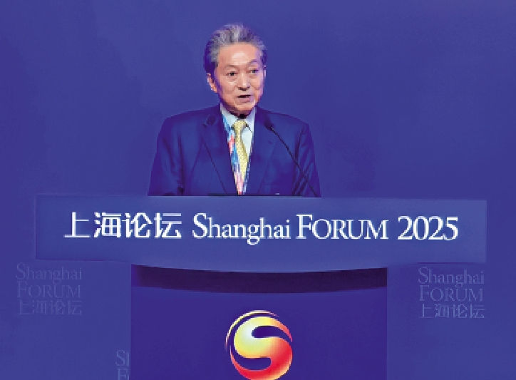 圖:日本前首相鳩山由紀夫發表演講。\大公報記者張帆攝