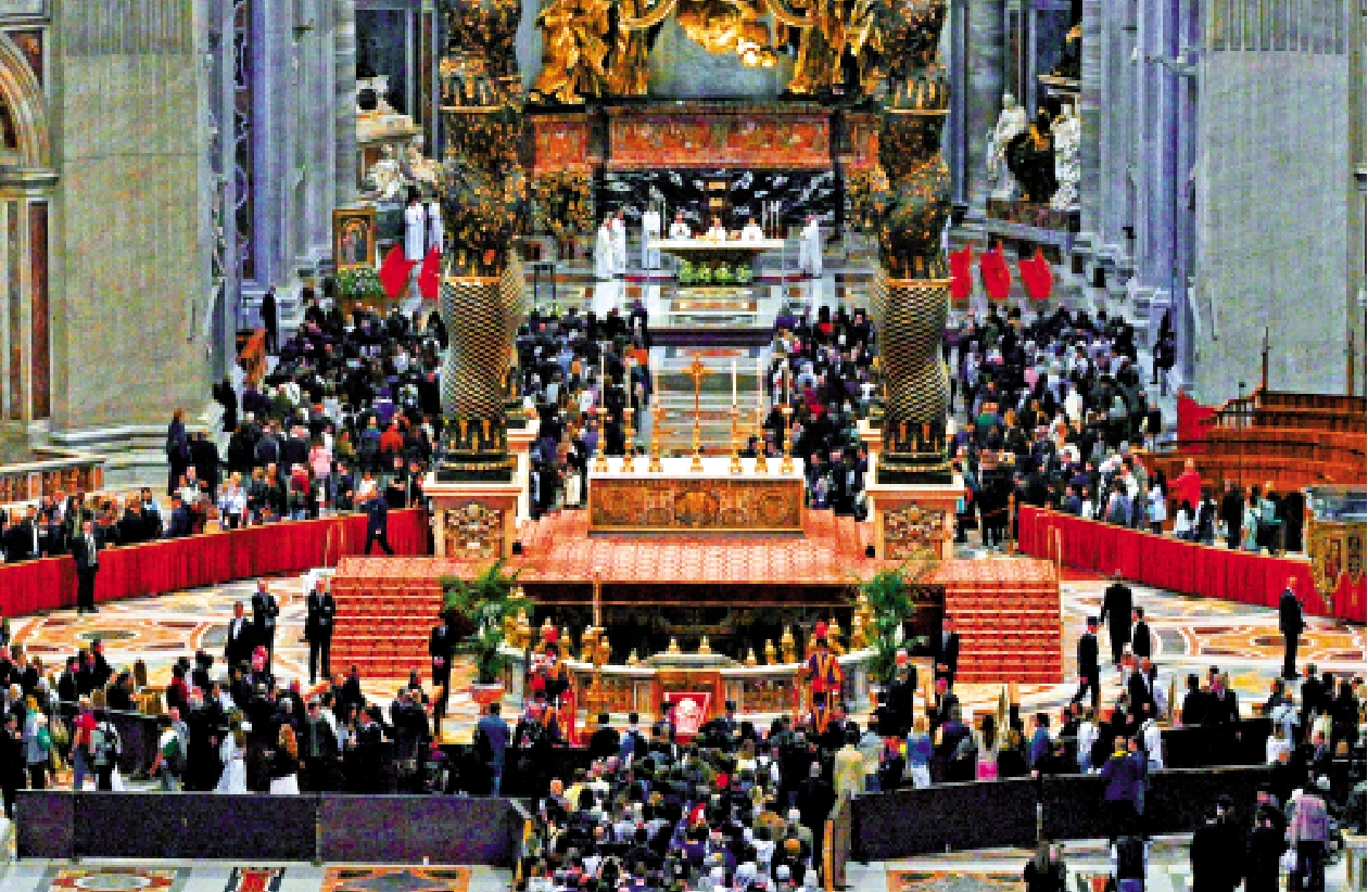 圖:4月25日,大批信眾在聖伯多祿大殿等候瞻仰已故教宗方濟各的遺容。\法新社