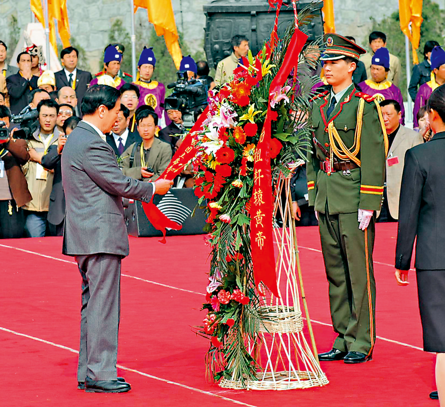 　　圖：2005年，李兆基回內地拜祭中華民族始祖黃帝。
