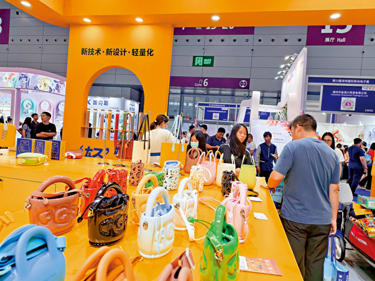 圖:深圳企業參展深圳禮品家居展,展品受到國內外買家的關注。\大公報記者毛麗娟攝