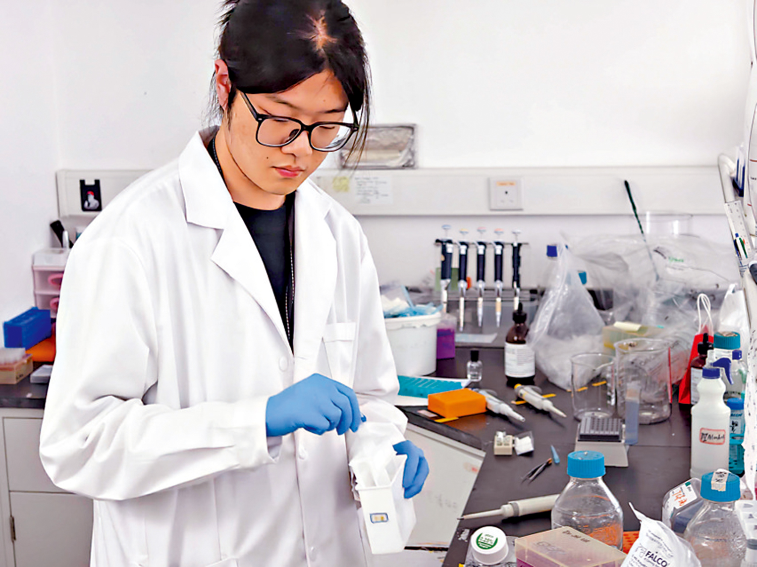 圖:澳門大學中藥質量研究國家重點實驗室內的研究人員正在做實驗。 大公報記者帥誠攝