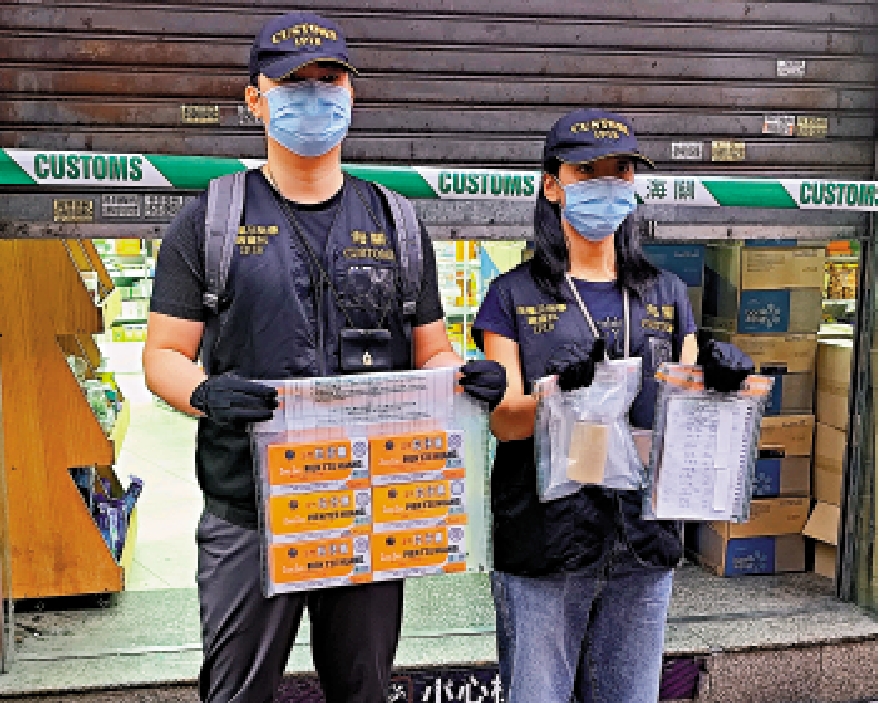 圖:佐敦一間藥店的店員,涉嫌以不良營商手法推銷中成藥,強迫遊客購賣已磨成粉的中成藥「片仔癀」。