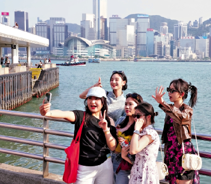 圖:旅議會估計,五一黃金周超過80萬內地旅客訪港,內地入境旅行團約600個。\大公報記者林良堅攝