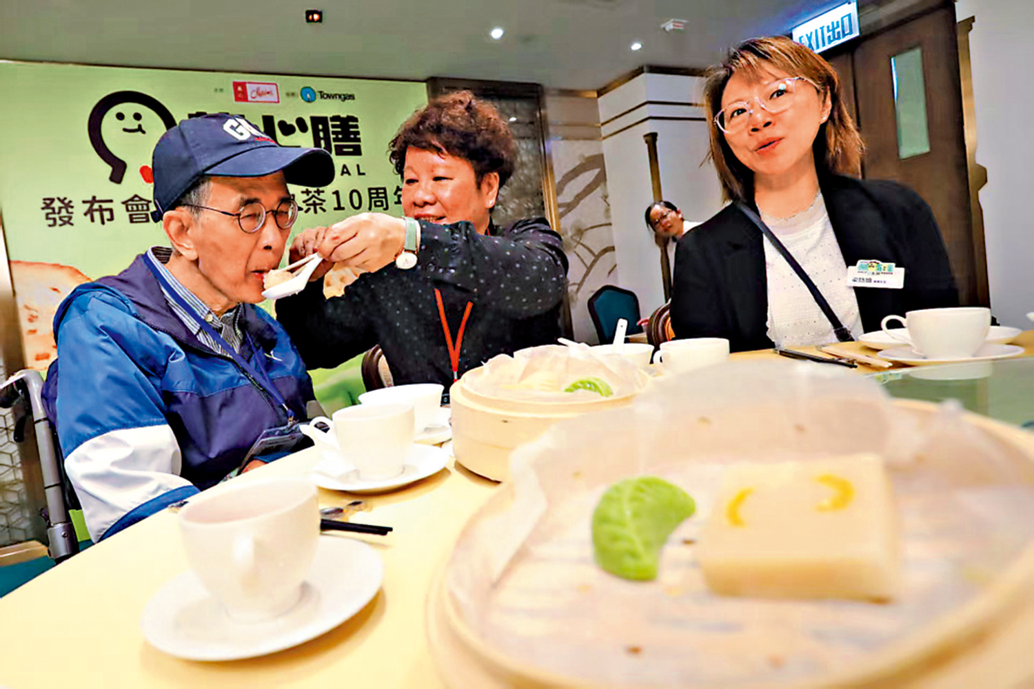 圖:患吞嚥困難的關炯豪(左)試食軟餐蝦餃。\大公文匯全媒體記者黃艾力攝