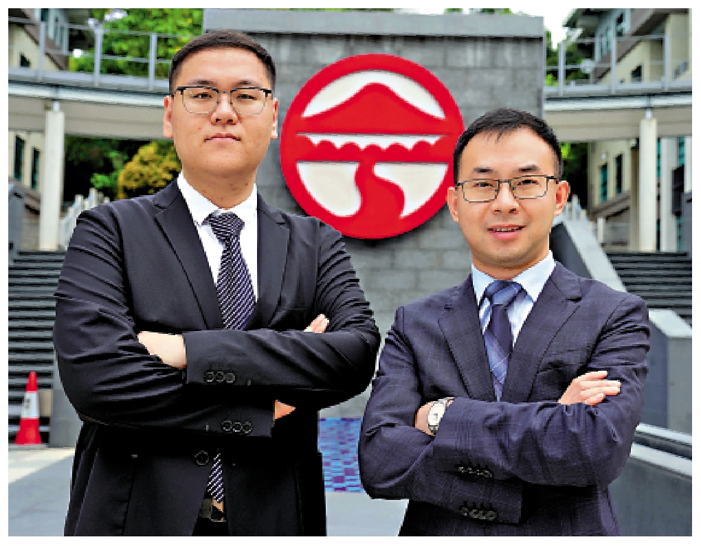 　　圖：嶺南大學潘飛教授（右）和學生王方禹（左）接受訪問講解合力研發的「智慧型交通燈系統」。\大公報記者麥潤田攝