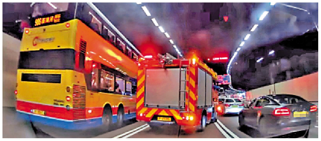 　　圖：消防車被私家車阻擋，隨時影響救災。
