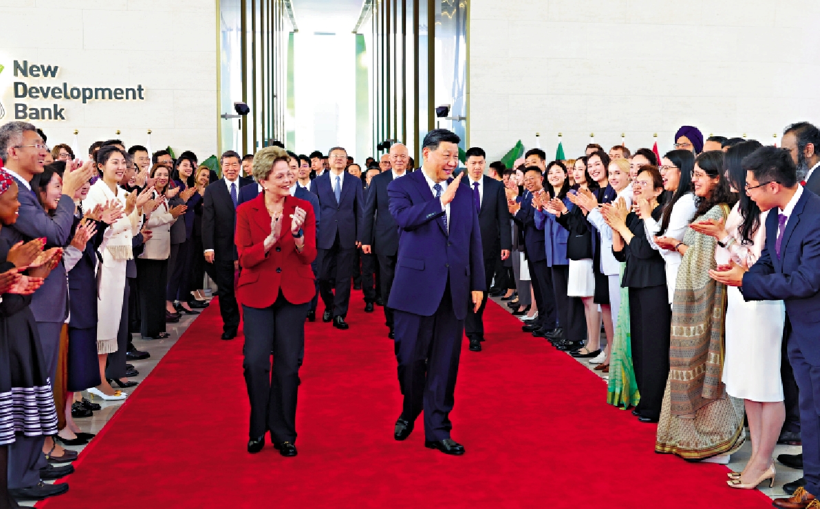 圖:4月29日上午,國家主席習近平在上海訪問金磚國家新開發銀行,並會見新開發銀行行長羅塞芙。\新華社