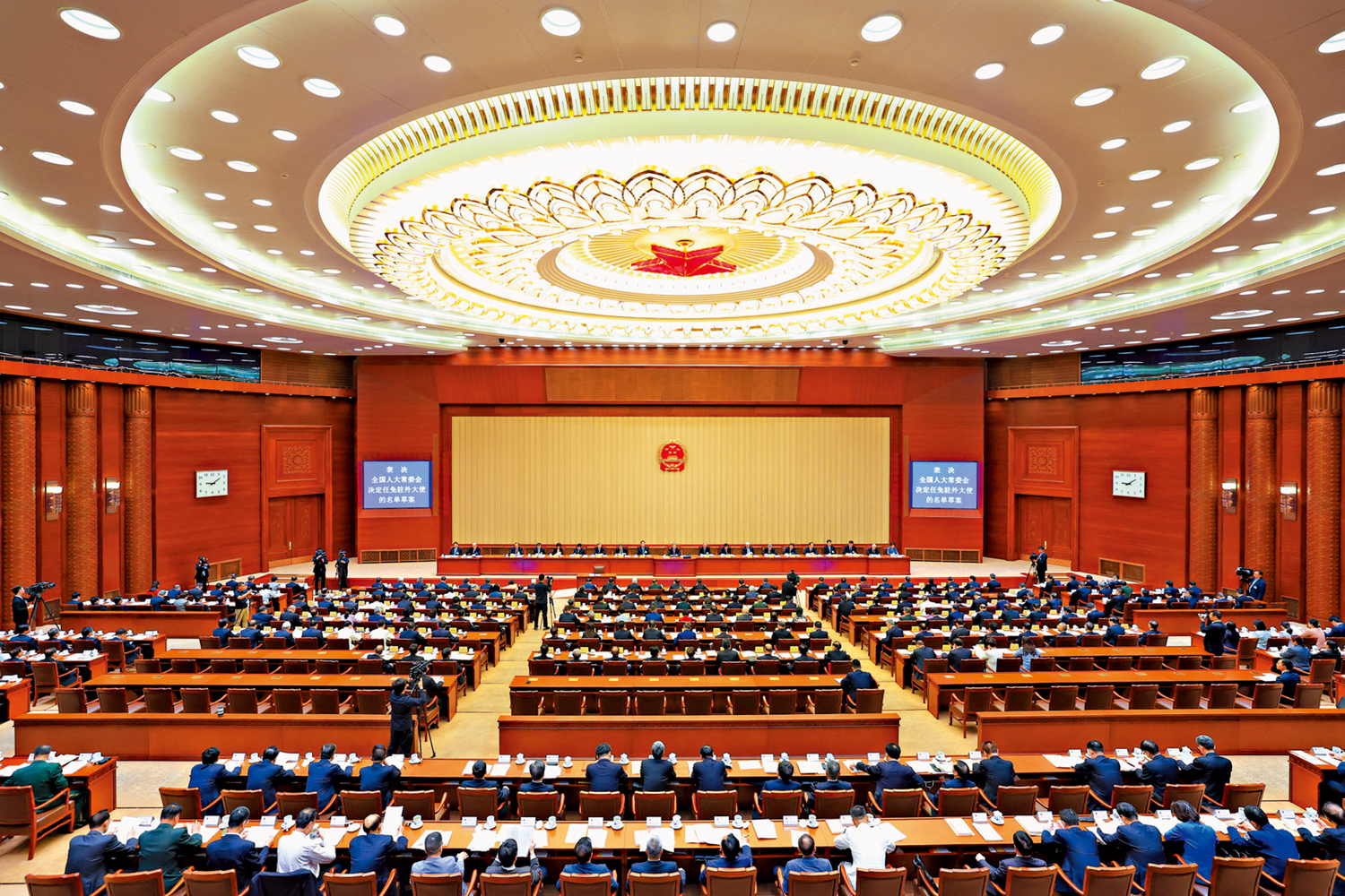 　　圖：十四屆全國人大常委會第十五次會議昨日上午在京閉幕。會議經表決，通過了民營經濟促進法。\中新社