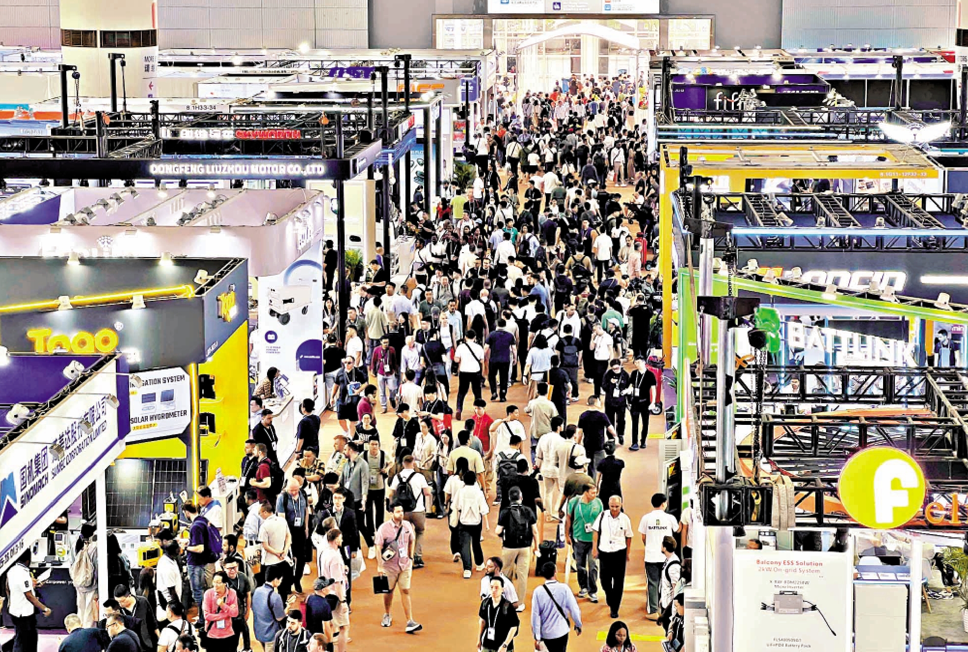 　　圖：國台辦發言人朱鳳蓮指出，大陸經濟穩定向好，始終是廣大台商台企投資興業的最佳選擇。圖為早前在廣州舉行的廣交會吸引包括台商在內的廣大商家前往尋找商機。\資料圖片