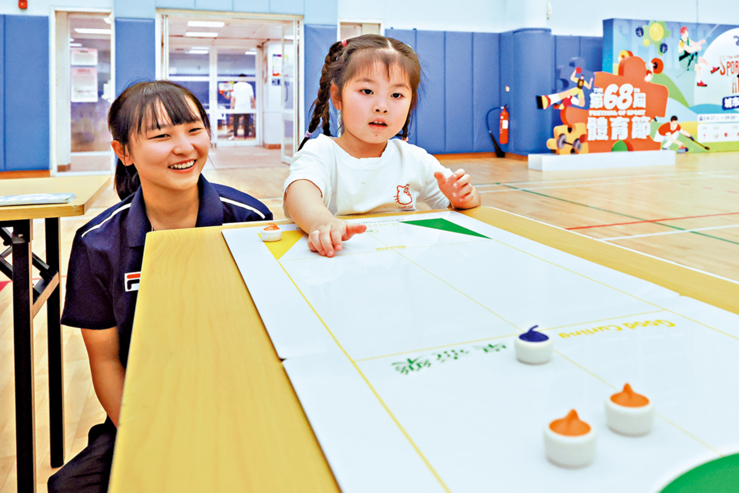 　　圖：中國香港單車隊運動員李思穎（左）是本屆體育節大使。