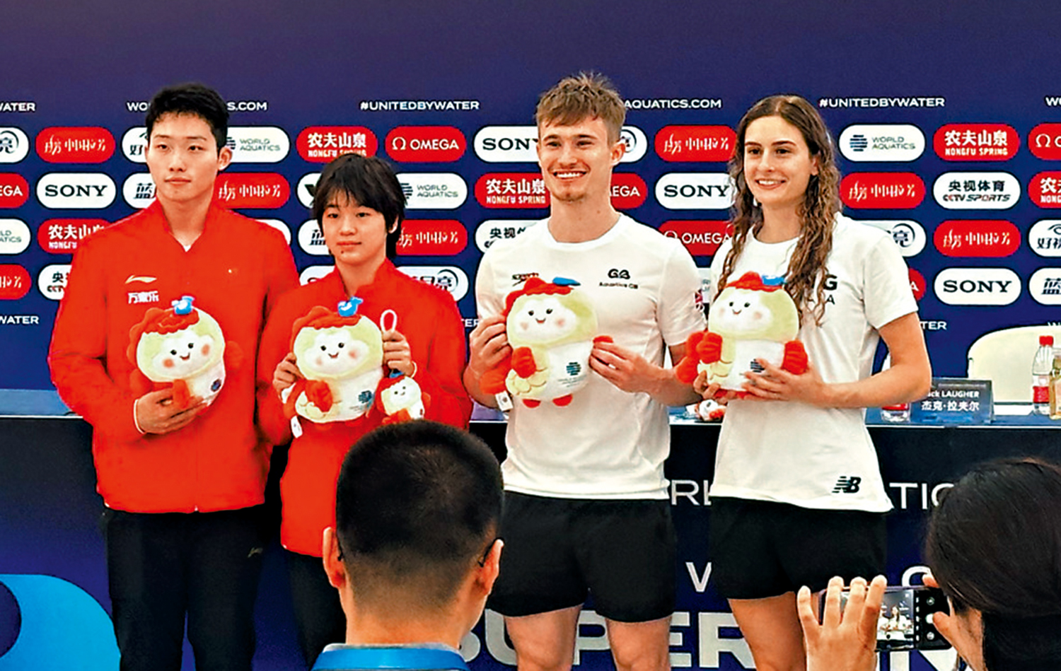 　　圖：全紅嬋（左二）及王宗源（左一）出席賽前新聞發布會。\大公報記者蘇雨潤攝