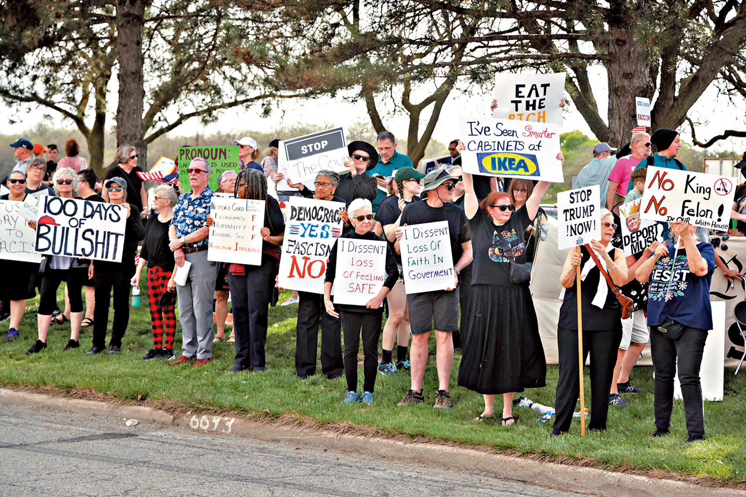 　　圖：美國民眾4月29日在密歇根州示威，反對特朗普的各項政策。\路透社