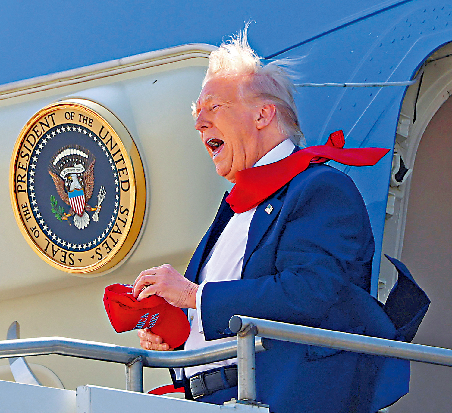 　　圖：特朗普執政百日，造成混亂和災難。\路透社