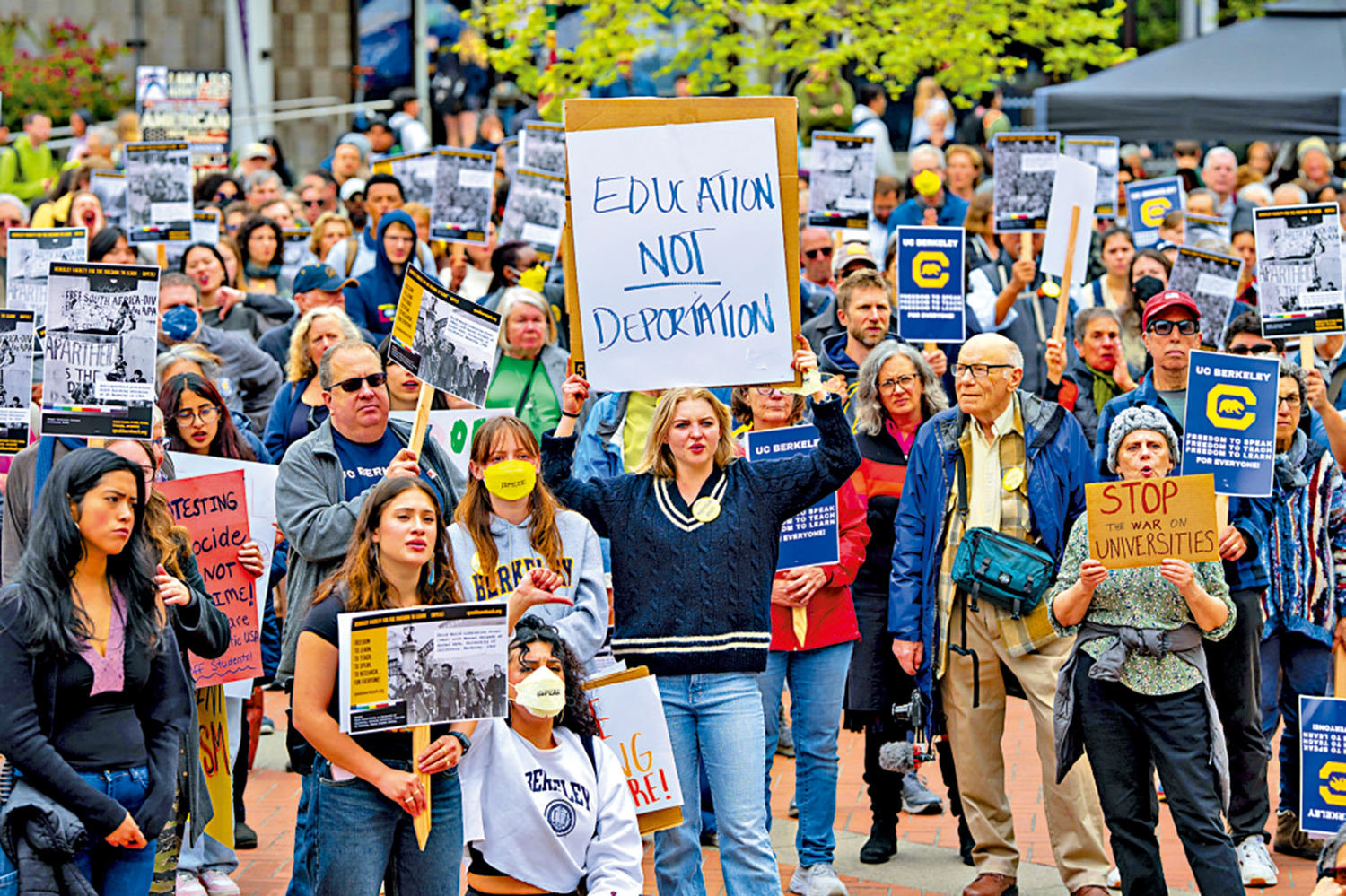 　　圖：美國學術界4月17日舉行示威，要求特朗普停止干預教育系統。\美聯社