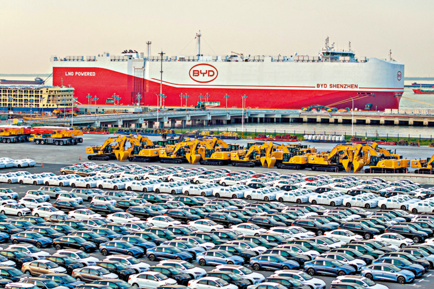 　　圖：中國電動汽車比亞迪即將裝船出海，該船將從中國蘇州的太倉港駛往巴西。\法新社