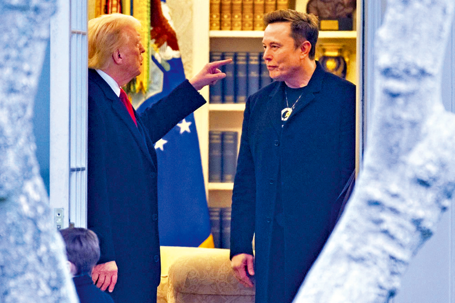 　　圖：特朗普（左）指着馬斯克講話。\法新社