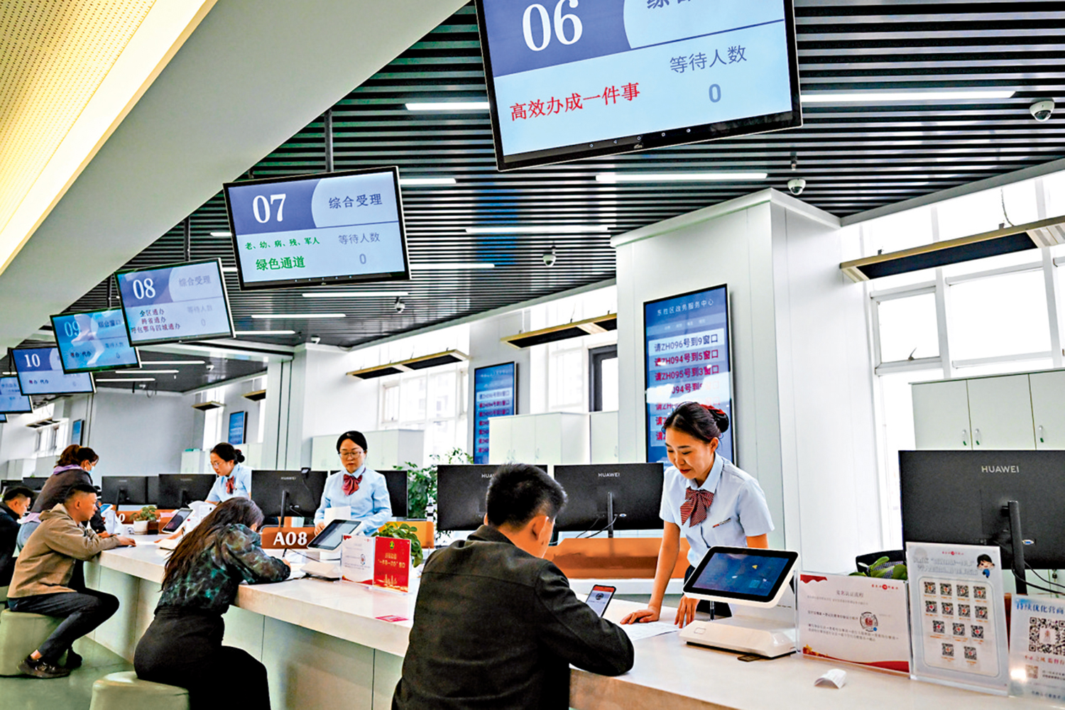 　　圖：民營經濟促進法提出，各級人民政府及其有關部門要在項目推介對接等方面為民營經濟組織提供高效便利的投資服務。圖為在政務服務中心，工作人員在辦理民營企業相關業務。\新華社