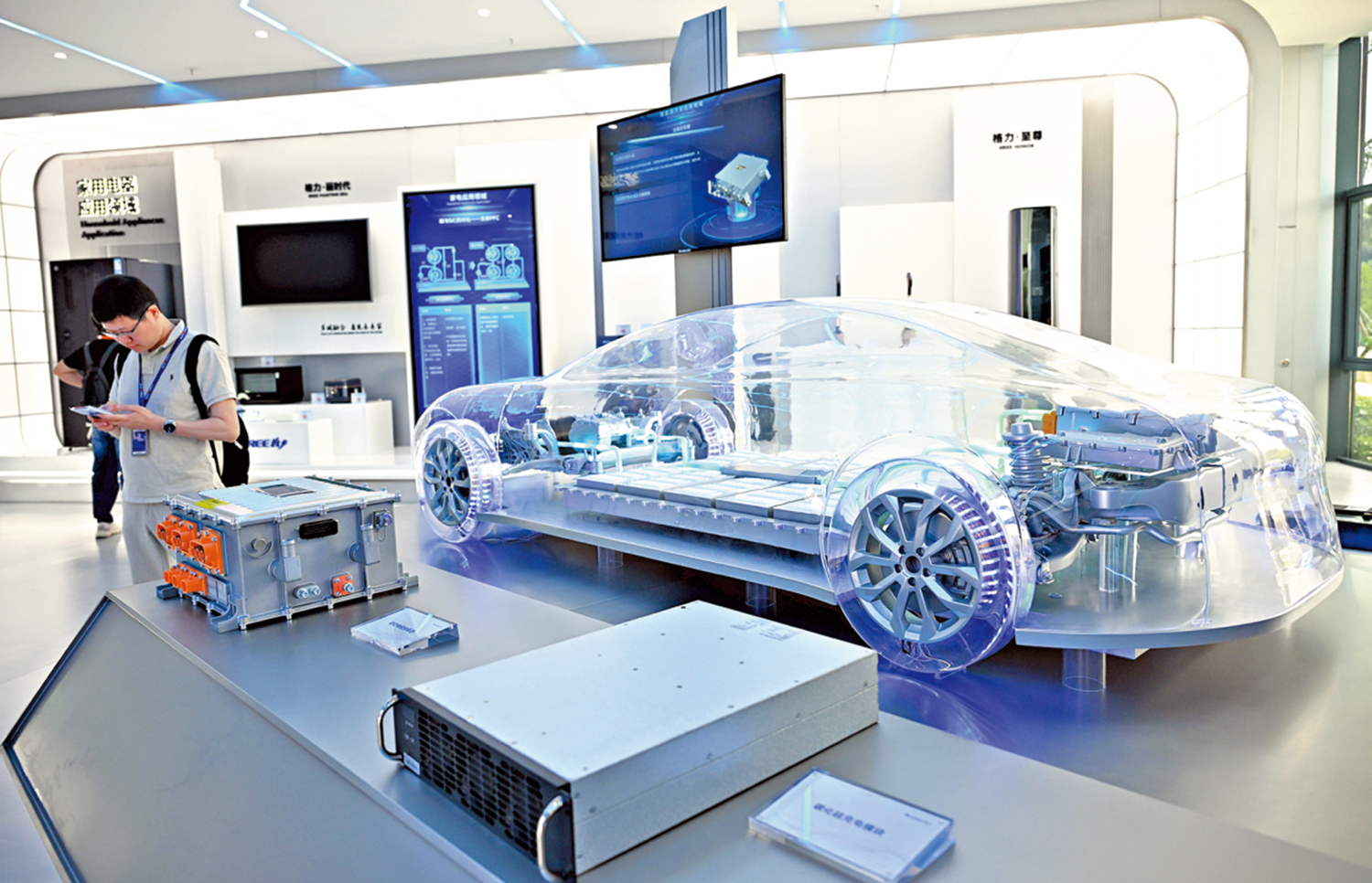 　　圖：圖為珠海格力電子元器件公司研發的新能源車碳化硅充電模塊、驅動電機控制器。\新華社