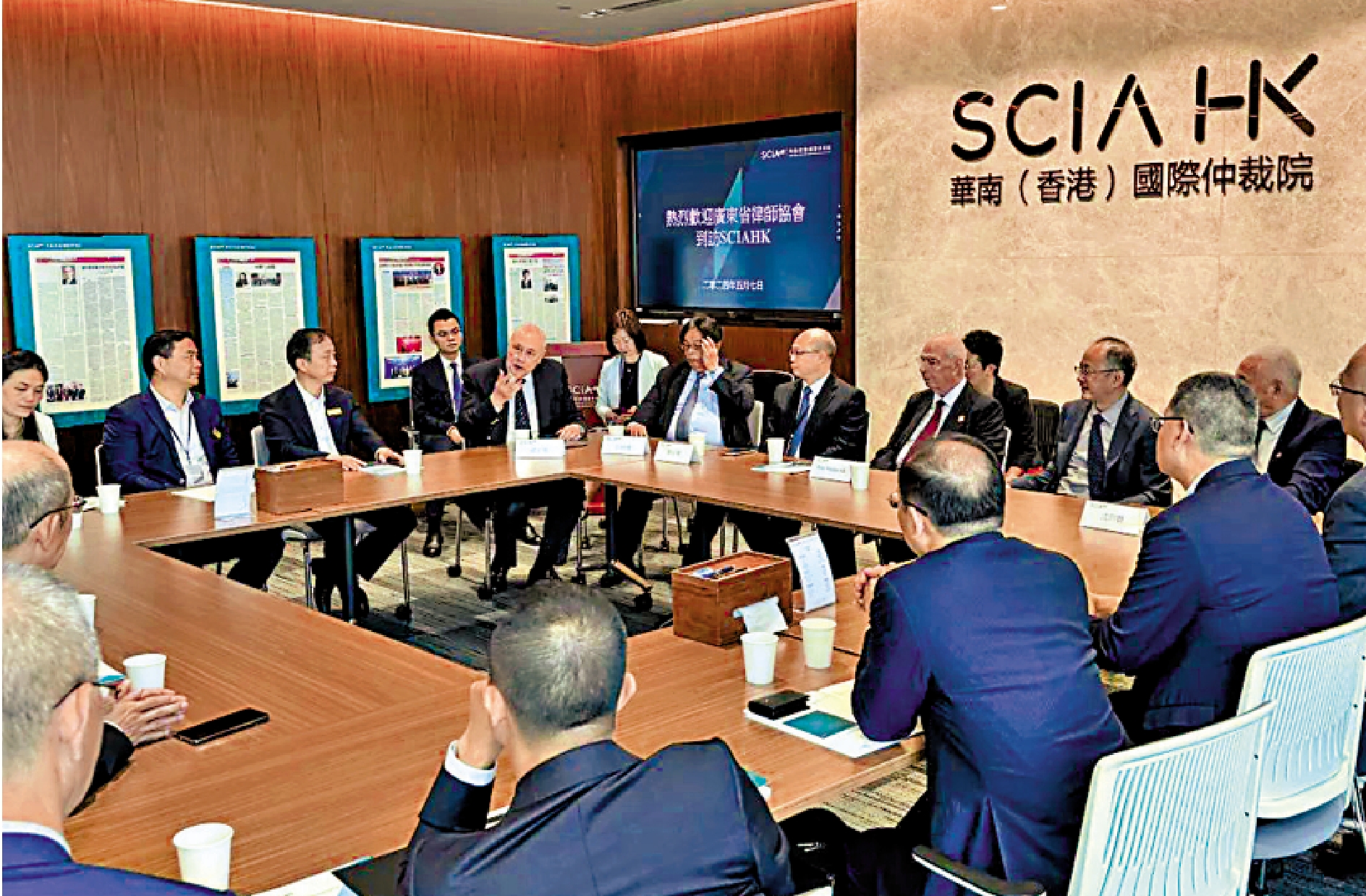 　　圖：民營經濟促進法提到，要完善民營經濟組織的海外利益保障機制。香港可發揮服務業優勢，利用國際仲裁機制為遭遇貿易糾紛的民企提供解決方案。圖為位於香港國金二期的華南（香港）國際仲裁院。