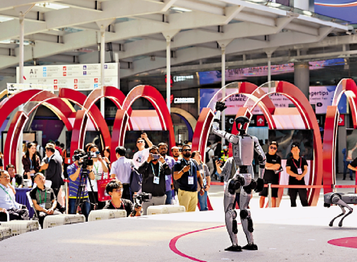 　　圖：民營經濟促進法像一顆「定心丸」，為外貿民企耕耘海外市場提供了制度保障。圖為第137屆廣交會發布會上，杭州科技外貿企業機器人上台展示，吸引民眾觀看。\中新社